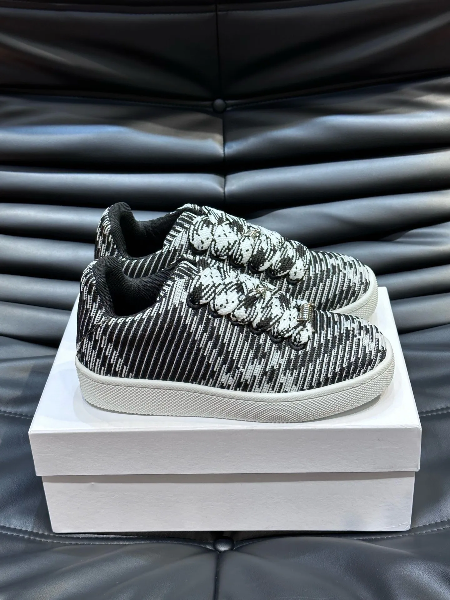 Factory price: 458💰Burberry Box series👫 Thick-soled casual sports shoes for couples, cool sneakers and bread shoes, purchased and developed from the original version, the top version of Box series sports shoes, made of original plaid/knitted fabric, embellished with EKD embossing. Made of mesh lining, the laces are decorated with metal coils, the rubber sole is decorated with the Burberry letter logo, and the original molded 3.5CM two-color T men's shoe 💰U outsole! Code number: 35-45 (35-45 customized)